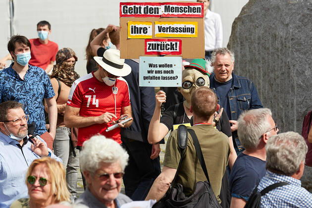 - Wien 24.04.2020 - Coronavirus Krise - Heute am Nachmittag gab es am Platz vor der Albertina in der Wiener innenstadt eine mehrfach angesagte und wieder abgesagte und dann verbotene Demonstration gegen die von der Regierung beschlossenen Massnahmen im Rahmen der Coronavirus Pandemie. Einige Hundert Menschen kamen zusammen bis die Polizei eingeschritten ist um die restlichen Demonstranten die sich laut Polizei nicht an die Abstandregelung hielten erkennungsdienstlich zu behandeln. Dabei kam es auch zu Handgreiflichkeiten, Festnahmen sowie zu einem Rettungseinsatz. PHOTO: Ein Teil der Kundgebungsteilnehmer. Vienna, Austria - Coronavirus Crisis - This afternoon in the square in front of the Albertina in Vienna s city center there was a popular and then forbidden demonstration against the measures decided by the government in the cont 