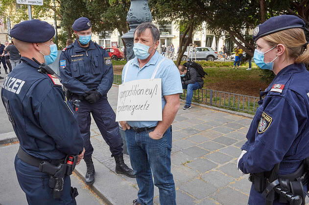 - Wien 24.04.2020 - Coronavirus Krise - Heute am Nachmittag gab es am Platz vor der Albertina in der Wiener innenstadt eine mehrfach angesagte und wieder abgesagte und dann verbotene Demonstration gegen die von der Regierung beschlossenen Massnahmen im Rahmen der Coronavirus Pandemie. Einige Hundert Menschen kamen zusammen bis die Polizei eingeschritten ist um die restlichen Demonstranten die sich laut Polizei nicht an die Abstandregelung hielten erkennungsdienstlich zu behandeln. Dabei kam es auch zu Handgreiflichkeiten, Festnahmen sowie zu einem Rettungseinsatz. PHOTO: Auch dieser Mann sollte sich gegenüber den Polizisten der Bereitschaftspolizei ausweisen. Vienna, Austria - Coronavirus Crisis - This afternoon in the square in front of the Albertina in Vienna s city center there was a popular and then forbidden demonstration agai 