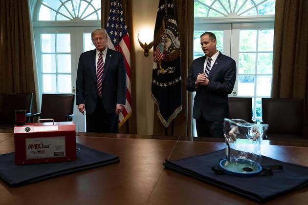 News Bilder des Tages April 24, 2020, Washington, District of Columbia, USA: Administrator, National Aeronautics and Space Administration (NASA) Jim Bridenstine, right, leads a presentation on NASA s COVID-19 response for United States President Donald J. Trump, left, in the Cabinet Room of the White House in Washington DC on April 24th, 2020 Washington USA - ZUMAs152 20200424_zaa_s152_067 Copyright: xAnnaxMoneymakerx