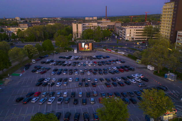 Temporäres Autokino, auf dem Parkplatz vor der Messe Essen, Grugahalle, grosse LED Leinwand, im Stadtteil Rüttenscheid, Auswirkungen der Coronakrise in Deutschland,