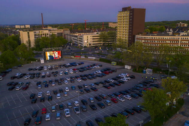 Temporäres Autokino, auf dem Parkplatz vor der Messe Essen, Grugahalle, grosse LED Leinwand, im Stadtteil Rüttenscheid, Auswirkungen der Coronakrise in Deutschland,