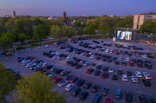 Temporäres Autokino, auf dem Parkplatz vor der Messe Essen, Grugahalle, grosse LED Leinwand, im Stadtteil Rüttenscheid, Auswirkungen der Coronakrise in Deutschland,