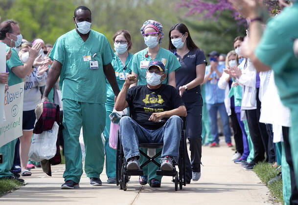 News Bilder des Tages St. Louis Metropolitan motorcycle Police Officer Dave Tenorio gives the crowd a fist, during a celebration discharge, at St. Luke s Hospital, in Chesterfield, Missouri on Friday, April 24, 2020. After being admitted on April 1,Tenorio is St. Luke s first COVID-19 patient to be treated with ECMO (extracorporeal membrane oxygenation) and is the first known COVID-19 patient in the St. Louis region to be treated with ECMO and be released. ECMO acts as an outside heart and lung to support the body when a person?s own organs are too sick to do the job. It extracts blood, adds oxygen and pumps blood back into the body.  SLP2020042406 BILLxGREENBLATT
