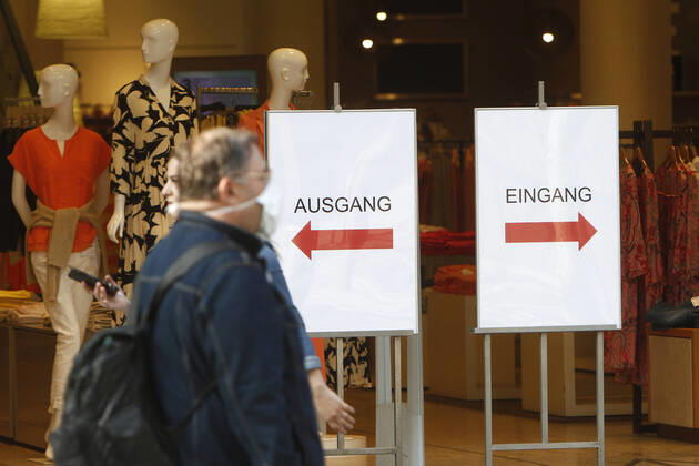 News Bilder des Tages Sicherheitsmaßnahmen zur Abstandswahrung mit getrenntem Eingang und Ausgang vor einem geöffneten Geschäft in der Einkaufsstraße und Fußgängerzone Zeil der Innenstadt von Frankfurt, Hessen, Deutschland