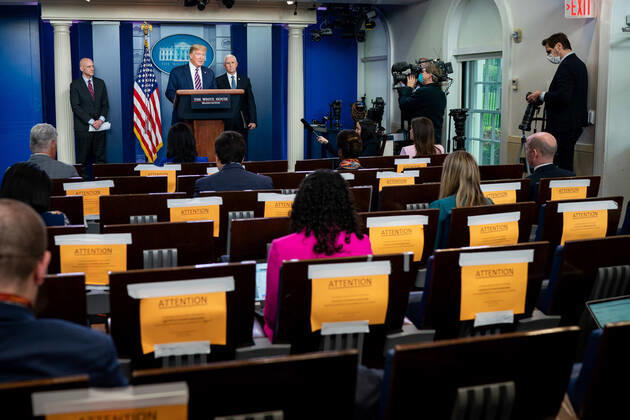 News Bilder des Tages April 24, 2020, Washington, The District of Columbia, United States Of America: President Donald J. Trump, joined by Vice President Mike Pence and Commissioner of Food and Drugs Dr. Stephen Hahn, delivers remarks during a coronavirus update briefing Friday, April 24, 2020, in the James S. Brady Press Briefing Room of the White House..People: President Donald Trump. Washington United States Of America - ZUMAs214 20200424_zaa_s214_005 Copyright: xSMGx
