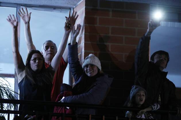 A group of people watches a movie from their balcony and the streets of the Barrio Gran Granada, in Bogota, Colombia, 24 April 2020. A gigantic screen has traveled all this week through the neighborhoods of Bogota to take the cinema to the balconies, where the citizens, surprised and grateful, settle in the late afternoon to watch movies, in the midst of the quarantine by COVID-19 As if they were in a movie theater. EFE Carlos Ortega A giant screen runs through Bogota to take the cinema to the balconies during the COVID-19 quarantine !ACHTUNG: NUR REDAKTIONELLE NUTZUNG!  Copyright: xCarlosxOrtegax AME5713 20200425-637233910462318460