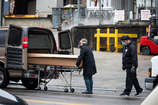 (200424) -- NEW YORK, April 24, 2020 (Xinhua) -- A funeral home worker wheels the body of a deceased person into a van outside Brooklyn Hospital Center in the Brooklyn borough of New York, the United States, on April 24, 2020. More than 50,000 people have died of COVID-19 in the United States while debates are heightening over reopening the country s economy severely battered by the virus. A total of 870,468 cases have been reported in the United States with the death toll reaching 50,031 as of 11 a.m. Friday (1500 GMT), according to the Center for Systems Science and Engineering (CSSE) at Johns Hopkins University. (Photo by Michael Nagle Xinhua) U.S.-NEW YORK-COVID-19-DEATH TOLL 