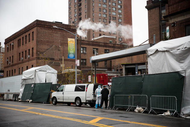(200424) -- NEW YORK, April 24, 2020 (Xinhua) -- Hospital workers wheel the body of a deceased person into a funeral home van outside Brooklyn Hospital Center in the Brooklyn borough of New York, the United States, on April 24, 2020. More than 50,000 people have died of COVID-19 in the United States while debates are heightening over reopening the country s economy severely battered by the virus. A total of 870,468 cases have been reported in the United States with the death toll reaching 50,031 as of 11 a.m. Friday (1500 GMT), according to the Center for Systems Science and Engineering (CSSE) at Johns Hopkins University. (Photo by Michael Nagle Xinhua) U.S.-NEW YORK-COVID-19-DEATH TOLL 