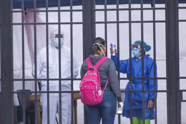 April 24, 2020, Bogota, Colombia: A person takes a person s temperature due to the health alarm due to the coronavirus virus pandemic, COVID-19 Bogota Colombia - ZUMAh147 20200424_zap_h147_005 Copyright: xDanielxGarzonxHerazox