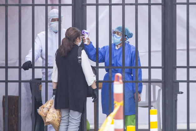 April 24, 2020, Bogota, Colombia: A person takes a person s temperature due to the health alarm due to the coronavirus virus pandemic, COVID-19 Bogota Colombia - ZUMAh147 20200424_zap_h147_010 Copyright: xDanielxGarzonxHerazox