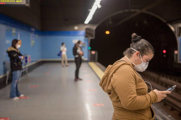 April 24, 2020, Madrid, Spain: People keeping the social distance at Madrid Metro Station during the covid 19 crisis..Day 41 of the state of alarm due to the Coronavirus health crisis. Spain has had more than 200,000 confirmed cases of COVID-19 and over 20,000 reported deaths. Daily deaths from coronavirus have dropped in the last 24 hours to 367, the lowest rate in a month. Madrid Spain - ZUMAs197 20200424_zaa_s197_217 Copyright: xGuillermoxGutierrezx