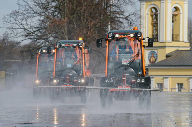 (200425) -- BEIJING, April 25, 2020 -- Utility service vehicles disinfect a road in Moscow, Russia, on April 24, 2020. ) XINHUA PHOTOS OF THE DAY EvgenyxSinitsyn 