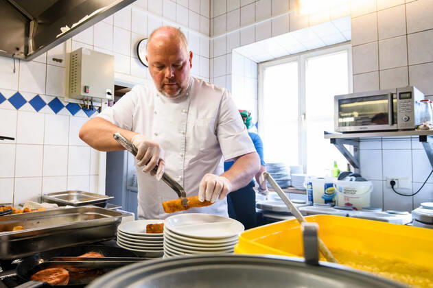 (200425) -- ROSENHEIM, April 25, 2020 (Xinhua) -- Michael Haldek, one of the owners of restaurant Fischkueche, prepares free meals in the kitchen of the restaurant in Rosenheim, southern Germany, April 24, 2020. As the COVID-19 hit southern German city Rosenheim, Fischkueche (Fish Kitchen), a restaurant with a history of more than 100 years, has provided nearly 2,000 free meals with free delivery by volunteers to local people needing help in recent five weeks. (Photo by Kevin Voigt Xinhua) GERMANY-ROSENHEIM-COVID-19-FREE MEALS