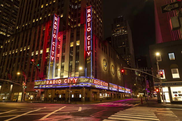 News Bilder des Tages Daily life in New York amid COVID-19 pandemic Empty corner where famous Radio City Music Hall located during COVID-19 pandemic New York New York United States Copyright: LevxRadin