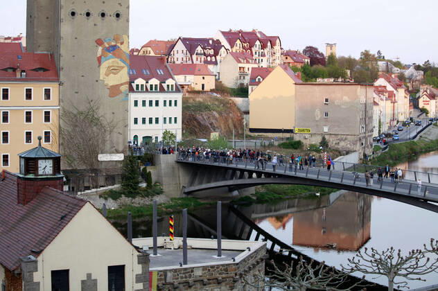 Demonstranten protestieren gegen die geschlossene Grenze zwischen Zgorzelec und Görlitz. Zur Eindämmung des Coronaviruses haben unter anderem Polen und Tschechien Mitte März die Grenzen nach Deutschland geschlossen. Hintergrund des Protestes sind die aktuellen Einschränkungen für Arbeiter, die normalerweise täglich nach Deutschland pendeln, jetzt aber nach Wiedereinreise nach Polen in zweiwöchige Quarantäne müssten. Außerdem sind grenzübergreifende, familiäre Kontakte durch die geschlossenen Grenzen nahezu ausgeschlossen. Görlitz, 24.04.2020