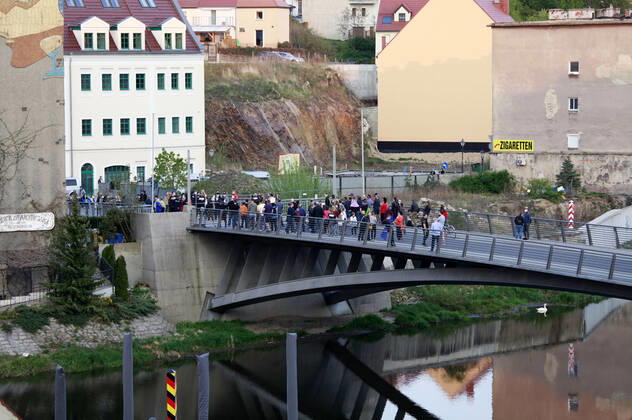 Demonstranten protestieren gegen die geschlossene Grenze zwischen Zgorzelec und Görlitz. Zur Eindämmung des Coronaviruses haben unter anderem Polen und Tschechien Mitte März die Grenzen nach Deutschland geschlossen. Hintergrund des Protestes sind die aktuellen Einschränkungen für Arbeiter, die normalerweise täglich nach Deutschland pendeln, jetzt aber nach Wiedereinreise nach Polen in zweiwöchige Quarantäne müssten. Außerdem sind grenzübergreifende, familiäre Kontakte durch die geschlossenen Grenzen nahezu ausgeschlossen. Görlitz, 24.04.2020