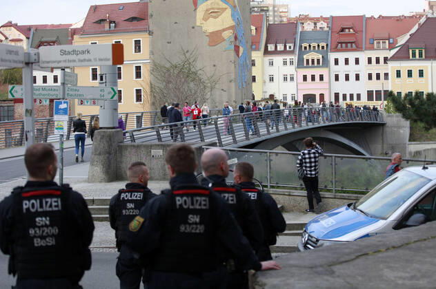 Demonstranten protestieren gegen die geschlossene Grenze zwischen Zgorzelec und Görlitz. Zur Eindämmung des Coronaviruses haben unter anderem Polen und Tschechien Mitte März die Grenzen nach Deutschland geschlossen. Hintergrund des Protestes sind die aktuellen Einschränkungen für Arbeiter, die normalerweise täglich nach Deutschland pendeln, jetzt aber nach Wiedereinreise nach Polen in zweiwöchige Quarantäne müssten. Außerdem sind grenzübergreifende, familiäre Kontakte durch die geschlossenen Grenzen nahezu ausgeschlossen. Görlitz, 24.04.2020