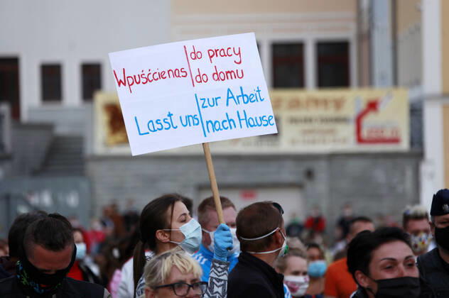 Demonstranten protestieren gegen die geschlossene Grenze zwischen Zgorzelec und Görlitz. Zur Eindämmung des Coronaviruses haben unter anderem Polen und Tschechien Mitte März die Grenzen nach Deutschland geschlossen. Hintergrund des Protestes sind die aktuellen Einschränkungen für Arbeiter, die normalerweise täglich nach Deutschland pendeln, jetzt aber nach Wiedereinreise nach Polen in zweiwöchige Quarantäne müssten. Außerdem sind grenzübergreifende, familiäre Kontakte durch die geschlossenen Grenzen nahezu ausgeschlossen. Görlitz, 24.04.2020