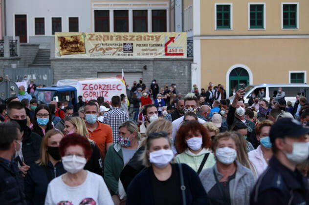 Demonstranten protestieren gegen die geschlossene Grenze zwischen Zgorzelec und Görlitz. Zur Eindämmung des Coronaviruses haben unter anderem Polen und Tschechien Mitte März die Grenzen nach Deutschland geschlossen. Hintergrund des Protestes sind die aktuellen Einschränkungen für Arbeiter, die normalerweise täglich nach Deutschland pendeln, jetzt aber nach Wiedereinreise nach Polen in zweiwöchige Quarantäne müssten. Außerdem sind grenzübergreifende, familiäre Kontakte durch die geschlossenen Grenzen nahezu ausgeschlossen. Görlitz, 24.04.2020