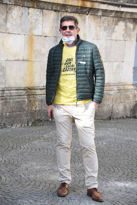 Martin Stuertzer Hotelier Muenchen 24.04.20 Odeonsplatz Aktionstag von Leadersclub-Leere Stuehle-wegen des Corona Viru Muenchen