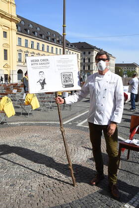 Manuel Reheis Koch-Gastronom-Restaurant Broeding Muenchen 24.04.20 Odeonsplatz Aktionstag von Leadersclub-Leere Stuehle-wegen des Corona Viru Muenchen