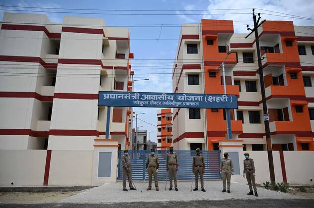 April 25, 2020, Prayagraj, Uttar Pradesh, India: Prayagraj: Police on duty outside a quarantine centre during a government-imposed nationwide lockdown as a preventive measure against the COVID-19 coronavirus, in Allahabad on April 24, 2020. Prayagraj India - ZUMAv115 20200425_zap_v115_004 Copyright: xPrabhatxKumarxVermax