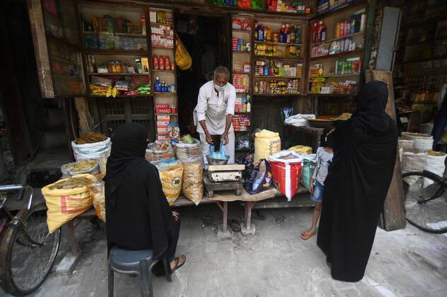 April 25, 2020, Prayagraj, Uttar Pradesh, India: Prayagraj: Muslim women busy in shopping during Ramadan month during a government-imposed nationwide lockdown as a preventive measure against the COVID-19 coronavirus, in Allahabad on April 24, 2020. Prayagraj India - ZUMAv115 20200425_zap_v115_007 Copyright: xPrabhatxKumarxVermax