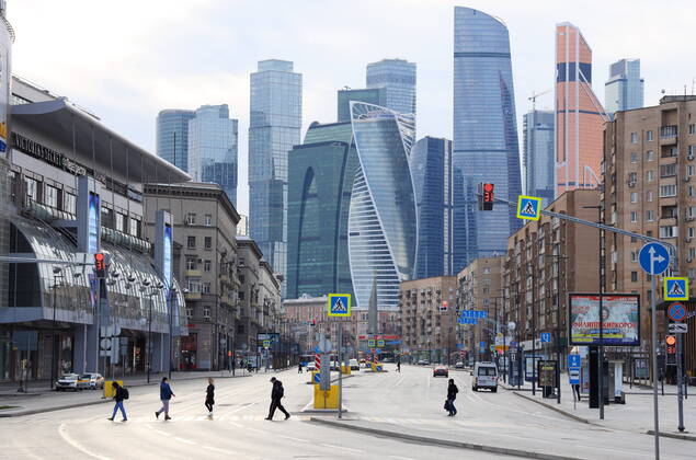News Bilder des Tages MOSCOW, RUSSIA - APRIL 24, 2020: People cross a deserted Bolshaya Dorogomilovskaya Street in central Moscow during the pandemic of the novel coronavirus disease (COVID-19). Seen in the distance are skyscrapers of the Moscow International Business Centre (MIBC). On 13 April 2020, the Moscow government introduced a digital permit system aimed at further restricting movement. Under the new scheme, which became mandatory on 15 April, people need to apply for permits to travel on a vehicle or public transport around the city. As of 24 April 2020, Russia has reported more than 68,700 confirmed cases of the novel coronavirus infection, with more than 36,800 confirmed cases in Moscow. Marina Lystseva TASS  TS0D702F