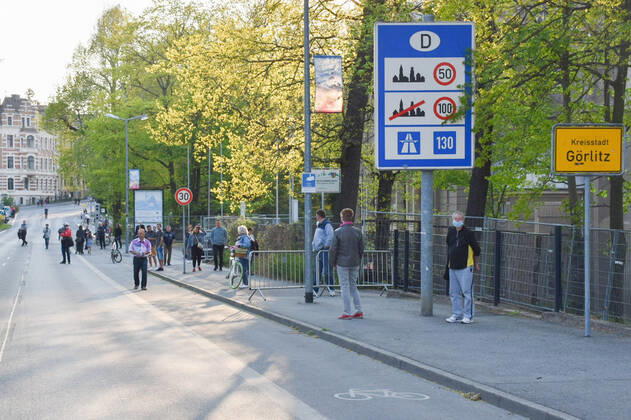 Es sind hunderte Bürger, die gegen die Grenzschließung protestieren: An der Stadtbrücke Zgorzelec Görlitz sind am Freitagabend sowohl Deutsche als auch Polen zu sehen - sie alle demonstrieren. Durch den Protest an der Neiße, will man Widerstand zeigen und auf Probleme aufmerksam machen - so ist es in den sozialen Medien in einem Aufruf zu lesen: Indem wir uns zusammenschließen, haben wir eine bessere Chance, die Quarantäne für Menschen, die im Grenzgebiet arbeiten, aufzuheben. Offiziell ist der Protest als Spaziergang deklariert - insbesondere auf der polnischen Seite, so sagte uns ein polnischer Bürger an der Grenze, seien Demonstrationen verboten. Die Organisatoren betonten, dass der vorgeschriebene Sicherheitsabstand von zwei Metern zur nächsten Person eingehalten werde, dass man aber trotzdem ein Zeichen setzen