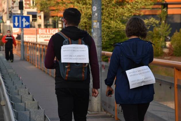 Es sind hunderte Bürger, die gegen die Grenzschließung protestieren: An der Stadtbrücke Zgorzelec Görlitz sind am Freitagabend sowohl Deutsche als auch Polen zu sehen - sie alle demonstrieren. Durch den Protest an der Neiße, will man Widerstand zeigen und auf Probleme aufmerksam machen - so ist es in den sozialen Medien in einem Aufruf zu lesen: Indem wir uns zusammenschließen, haben wir eine bessere Chance, die Quarantäne für Menschen, die im Grenzgebiet arbeiten, aufzuheben. Offiziell ist der Protest als Spaziergang deklariert - insbesondere auf der polnischen Seite, so sagte uns ein polnischer Bürger an der Grenze, seien Demonstrationen verboten. Die Organisatoren betonten, dass der vorgeschriebene Sicherheitsabstand von zwei Metern zur nächsten Person eingehalten werde, dass man aber trotzdem ein Zeichen setzen