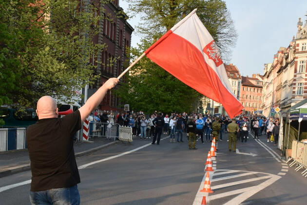 Es sind hunderte Bürger, die gegen die Grenzschließung protestieren: An der Stadtbrücke Zgorzelec Görlitz sind am Freitagabend sowohl Deutsche als auch Polen zu sehen - sie alle demonstrieren. Durch den Protest an der Neiße, will man Widerstand zeigen und auf Probleme aufmerksam machen - so ist es in den sozialen Medien in einem Aufruf zu lesen: Indem wir uns zusammenschließen, haben wir eine bessere Chance, die Quarantäne für Menschen, die im Grenzgebiet arbeiten, aufzuheben. Offiziell ist der Protest als Spaziergang deklariert - insbesondere auf der polnischen Seite, so sagte uns ein polnischer Bürger an der Grenze, seien Demonstrationen verboten. Die Organisatoren betonten, dass der vorgeschriebene Sicherheitsabstand von zwei Metern zur nächsten Person eingehalten werde, dass man aber trotzdem ein Zeichen setzen