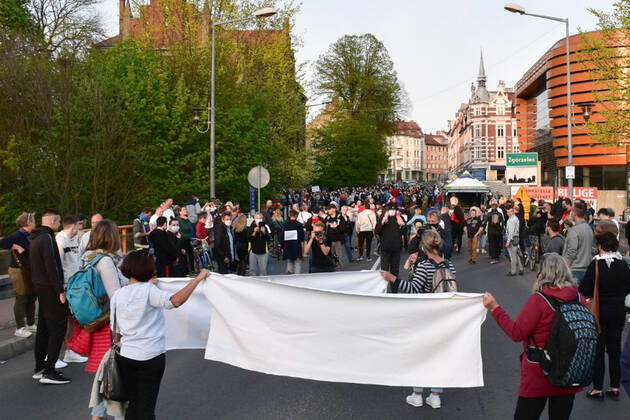 Es sind hunderte Bürger, die gegen die Grenzschließung protestieren: An der Stadtbrücke Zgorzelec Görlitz sind am Freitagabend sowohl Deutsche als auch Polen zu sehen - sie alle demonstrieren. Durch den Protest an der Neiße, will man Widerstand zeigen und auf Probleme aufmerksam machen - so ist es in den sozialen Medien in einem Aufruf zu lesen: Indem wir uns zusammenschließen, haben wir eine bessere Chance, die Quarantäne für Menschen, die im Grenzgebiet arbeiten, aufzuheben. Offiziell ist der Protest als Spaziergang deklariert - insbesondere auf der polnischen Seite, so sagte uns ein polnischer Bürger an der Grenze, seien Demonstrationen verboten. Die Organisatoren betonten, dass der vorgeschriebene Sicherheitsabstand von zwei Metern zur nächsten Person eingehalten werde, dass man aber trotzdem ein Zeichen setzen
