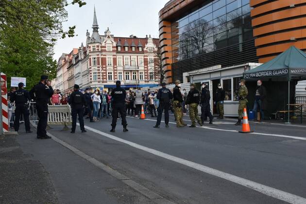 Es sind hunderte Bürger, die gegen die Grenzschließung protestieren: An der Stadtbrücke Zgorzelec Görlitz sind am Freitagabend sowohl Deutsche als auch Polen zu sehen - sie alle demonstrieren. Durch den Protest an der Neiße, will man Widerstand zeigen und auf Probleme aufmerksam machen - so ist es in den sozialen Medien in einem Aufruf zu lesen: Indem wir uns zusammenschließen, haben wir eine bessere Chance, die Quarantäne für Menschen, die im Grenzgebiet arbeiten, aufzuheben. Offiziell ist der Protest als Spaziergang deklariert - insbesondere auf der polnischen Seite, so sagte uns ein polnischer Bürger an der Grenze, seien Demonstrationen verboten. Die Organisatoren betonten, dass der vorgeschriebene Sicherheitsabstand von zwei Metern zur nächsten Person eingehalten werde, dass man aber trotzdem ein Zeichen setzen