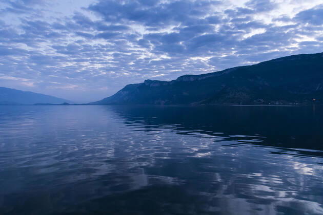 Brison-Saint-Innocent, France April 25, 2020 - Professional fisherman Mickael Ranson continues to work during the confinement period, he raises his nets in Lac Du Bourget in the early morning PECHEUR, PECHE, CONFINEMENT, POISSON, LAC DU BOURGET, SAVOIE, CHAUTAGNE, METIERS, EAUX POISSONEUSES, ECONOMIE, TRAVAIL, CONFINEMENT, ALIMENTATION, ALIMENTAIRE, PECHER, FILETS DE PECHE, ACTIVITE PROFESSIONNELLE, ALPES, GESTION PISCICOLE, RESSOURCES NATURELLES, MANGER, SE NOURRIR, APPROVISIONNEMENT, AUBE, MATIN, MATINAL, LEVE TOT, DENREES ALIMENTAIRES, PRODUITS LOCAUX, PRODUCTION LOCALE, LAVARETS, CAPTURE, CAPTURER, FERA,  Copyright: xVincentxIsorex