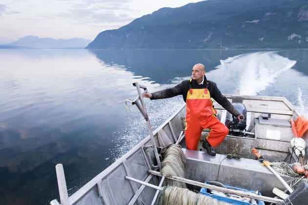 Brison-Saint-Innocent, France April 25, 2020 - Professional fisherman Mickael Ranson continues to work during the confinement period, he raises his nets in Lac Du Bourget in the early morning PECHEUR, PECHE, CONFINEMENT, POISSON, LAC DU BOURGET, SAVOIE, CHAUTAGNE, METIERS, EAUX POISSONEUSES, ECONOMIE, TRAVAIL, CONFINEMENT, ALIMENTATION, ALIMENTAIRE, PECHER, FILETS DE PECHE, ACTIVITE PROFESSIONNELLE, ALPES, GESTION PISCICOLE, RESSOURCES NATURELLES, MANGER, SE NOURRIR, APPROVISIONNEMENT, AUBE, MATIN, MATINAL, LEVE TOT, DENREES ALIMENTAIRES, PRODUITS LOCAUX, PRODUCTION LOCALE, LAVARETS, CAPTURE, CAPTURER, FERA,  Copyright: xVincentxIsorex