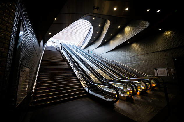 Illustration du Quartier des Halles a Paris vide gare SNCF RATP Chatelet Les Halles - escalator NEWS : COVID19 - Paris - 25 04 2020 JBAutissier Panoramic 