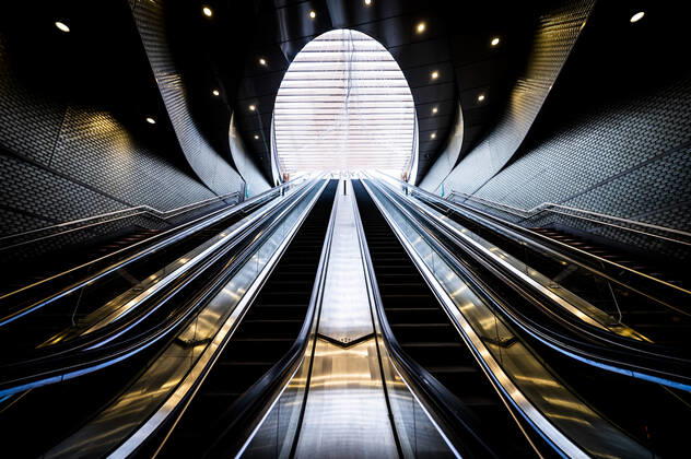 Illustration du Quartier des Halles a Paris vide gare SNCF RATP Chatelet Les Halles - escalator NEWS : COVID19 - Paris - 25 04 2020 JBAutissier Panoramic 