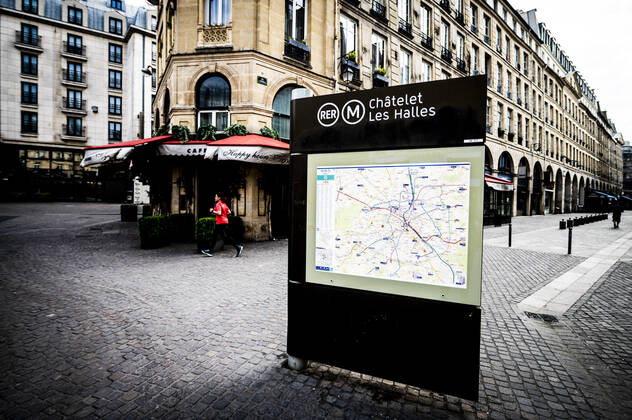 Illustration du Quartier des Halles a Paris vide gare SNCF RATP Chatelet Les Halles - escalator restaurants Fermes NEWS : COVID19 - Paris - 25 04 2020 JBAutissier Panoramic 