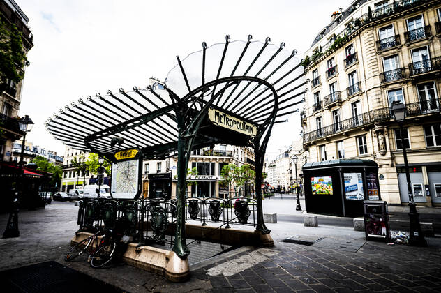Illustration du Quartier des Halles a Paris vide Entree du Metro RATP de la Station Chatelet - Les Halles Pergola NEWS : COVID19 - Paris - 25 04 2020 JBAutissier Panoramic 