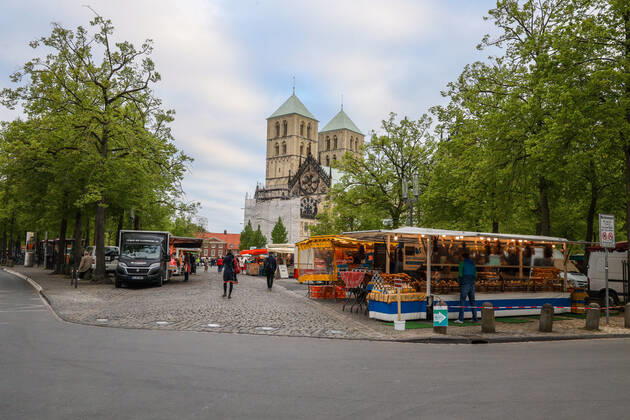 DEU, Deutschland, Nordrhein-Westfalen, Münster, 25.04.2020: Einkaufen auf dem Wochenmarkt - wegen der Corona Ansteckungsgefahr wurde der Wochenmarkt entzerrt, damit zwischen Ständen Freiflächen für wartende Kunden entstehen. Neben dem Domplatz stehen einige Marktstände am Prinzipalmarkt, Auch am Michaelisplatz werden Stände aufgebaut.