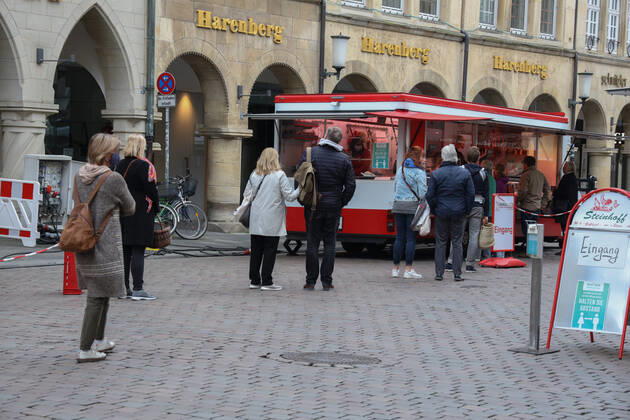 DEU, Deutschland, Nordrhein-Westfalen, Münster, 25.04.2020: Einkaufen auf dem Wochenmarkt - wegen der Corona Ansteckungsgefahr wurde der Wochenmarkt entzerrt, damit zwischen Ständen Freiflächen für wartende Kunden entstehen. Neben dem Domplatz stehen einige Marktstände am Prinzipalmarkt, Auch am Michaelisplatz werden Stände aufgebaut.