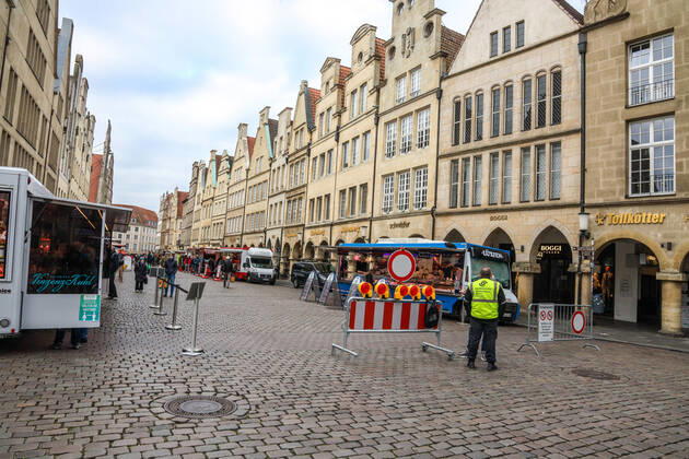DEU, Deutschland, Nordrhein-Westfalen, Münster, 25.04.2020: Einkaufen auf dem Wochenmarkt - wegen der Corona Ansteckungsgefahr wurde der Wochenmarkt entzerrt, damit zwischen Ständen Freiflächen für wartende Kunden entstehen. Neben dem Domplatz stehen einige Marktstände am Prinzipalmarkt, Auch am Michaelisplatz werden Stände aufgebaut.
