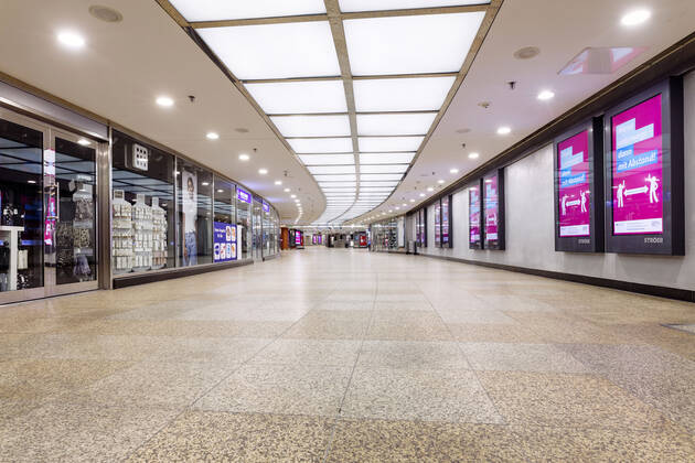 Eine fast menschenleere Passage in der KVB-Haltestelle Neumarkt mit einer Anzeige zum Mindestabstand während der Coronakrise. Köln, 25.04.2020