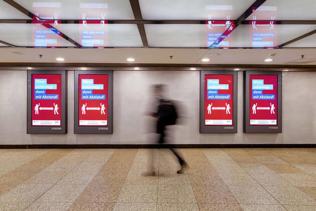 Eine fast menschenleere Passage in der KVB-Haltestelle Neumarkt mit einer Anzeige zum Mindestabstand während der Coronakrise. Köln, 25.04.2020