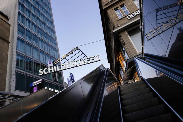 Eingangsschild der Schildergasse aus Richtung Neumarkt gesehen, die unter den meistfrequentierten Einkaufsstraßen in Deutschland rangiert. Köln, 25.04.2020