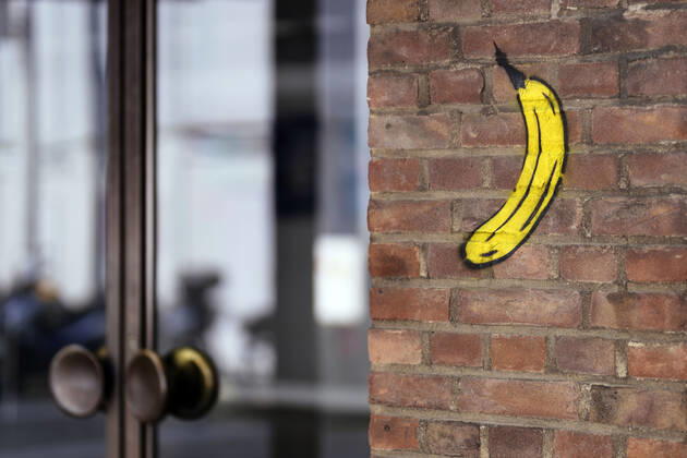 Spraybanane des Bananenkünstlers Thomas Baumgärtel am Eingang des Museum für Angewandte Kunst in der Innenstadt. Köln, 25.04.2020