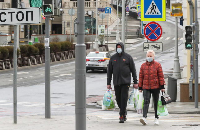 MOSCOW, RUSSIA - APRIL 25, 2020: People in face masks with shopping bags walk in central Moscow during the pandemic of the novel coronavirus disease (COVID-19). Since 30 March, Moscow has been on lockdown. Earlier, the Russian government announced a paid period off work for employed people, which has been extended till the end of April. As of 25 April 2020, Russia has reported more than 68,700 confirmed cases of the novel coronavirus infection, with more than 36,800 confirmed cases in Moscow. Vladimir Gerdo TASS  TS0D706D
