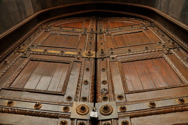 April 25, 2020, Srinagar, Jammu & Kashmir, India: View of closed doors of the historic Grand Mosque or Jamia Masjid on the first day of Ramadan during the Coronavirus (COVID-19) lockdown crisis..Mosques and Shrines in Kashmir valley remained closed ahead of the holy month of Ramadan under lockdown and other restrictions to prevent the spread of the coronavirus. Some countries are urging their citizens not to fast so that they can stay healthy amid the pandemic. Srinagar India - ZUMAs197 20200425_zaa_s197_016 Copyright: xSaqibxMajeedx