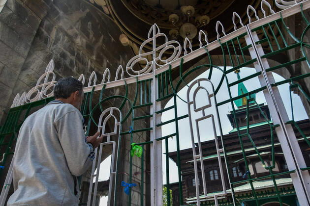 April 25, 2020, Srinagar, Jammu & Kashmir, India: A Muslim prays outside a closed Shrine on the first day of Ramadan during the Coronavirus (COVID-19) lockdown crisis..Mosques and Shrines in Kashmir valley remained closed ahead of the holy month of Ramadan under lockdown and other restrictions to prevent the spread of the coronavirus. Some countries are urging their citizens not to fast so that they can stay healthy amid the pandemic. Srinagar India - ZUMAs197 20200425_zaa_s197_018 Copyright: xSaqibxMajeedx