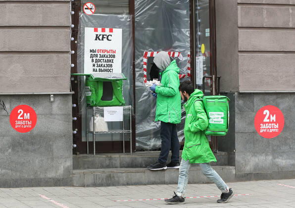 MOSCOW, RUSSIA - APRIL 25, 2020: Food delivery workers collect takeaway orders from a KFC outlet in central Moscow during the pandemic of the novel coronavirus disease (COVID-19). Since 30 March, Moscow has been on lockdown. Earlier, the Russian government announced a paid period off work for employed people, which has been extended till the end of April. As of 25 April 2020, Russia has reported more than 68,700 confirmed cases of the novel coronavirus infection, with more than 36,800 confirmed cases in Moscow. Vladimir Gerdo TASS  TS0D7092